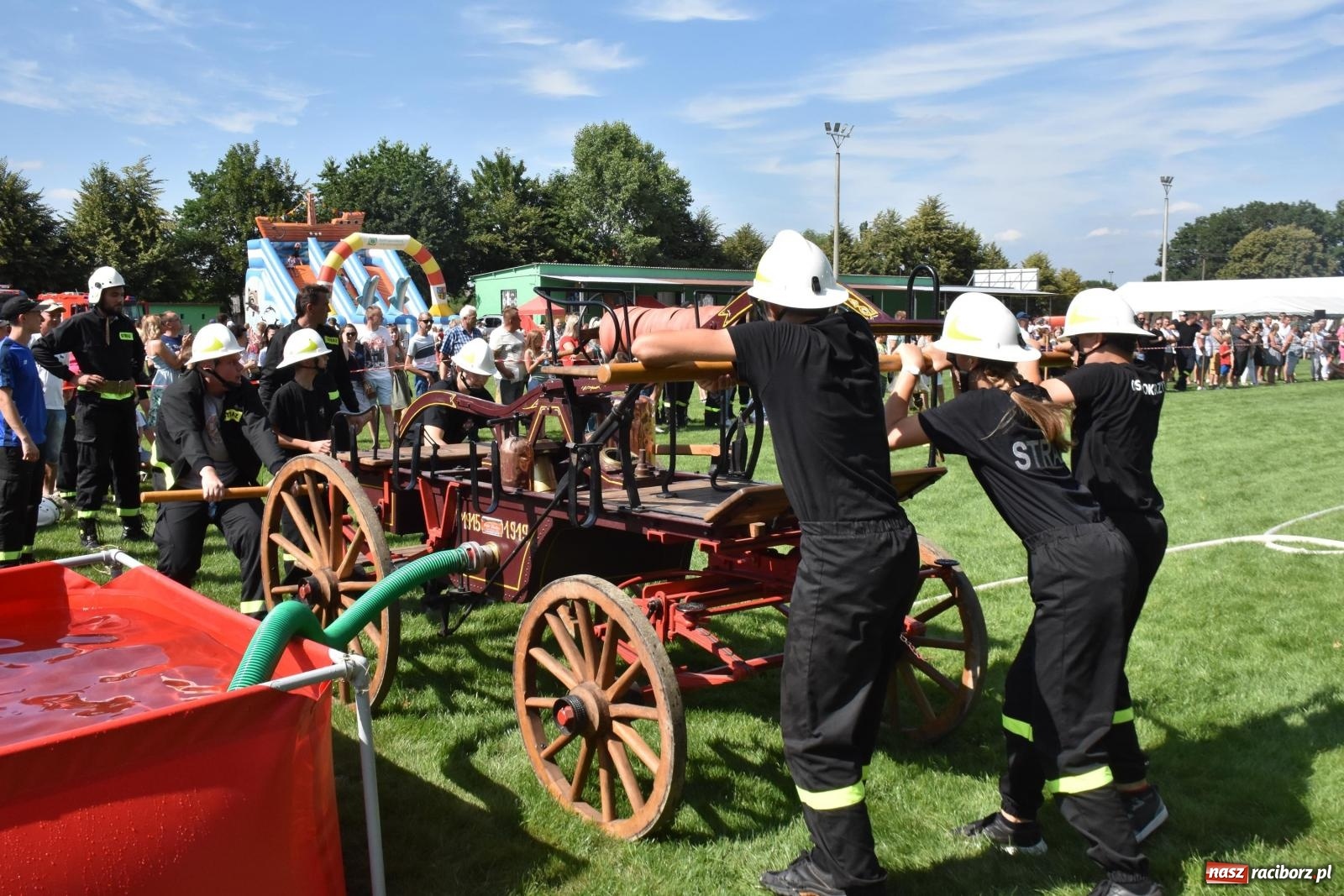 Zdjęcie w galerii na portalu naszraciborz.pl: Gospodarze z głównym trofeum zawodów w Bieńkowicach [FOTO i WIDEO] wiadomości z regionu
