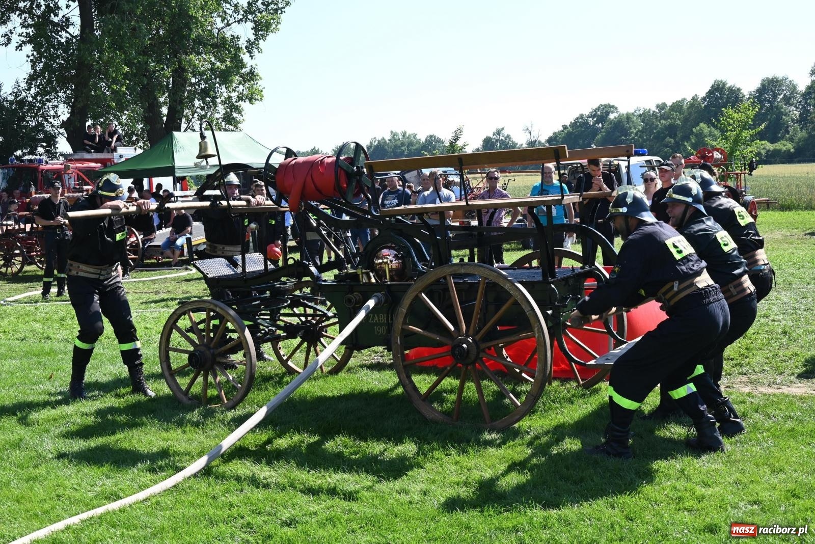 Zdjęcie w galerii na portalu naszraciborz.pl: Gospodarze z głównym trofeum zawodów w Bieńkowicach [FOTO i WIDEO] wiadomości z regionu