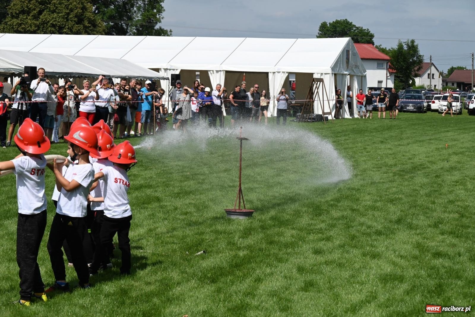 Zdjęcie w galerii na portalu naszraciborz.pl: Gospodarze z głównym trofeum zawodów w Bieńkowicach [FOTO i WIDEO] wiadomości z regionu