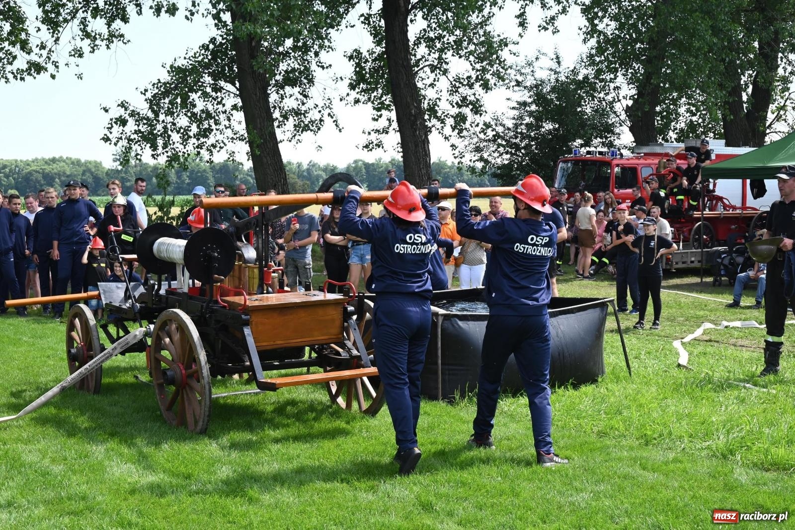 Zdjęcie w galerii na portalu naszraciborz.pl: Gospodarze z głównym trofeum zawodów w Bieńkowicach [FOTO i WIDEO] wiadomości z regionu