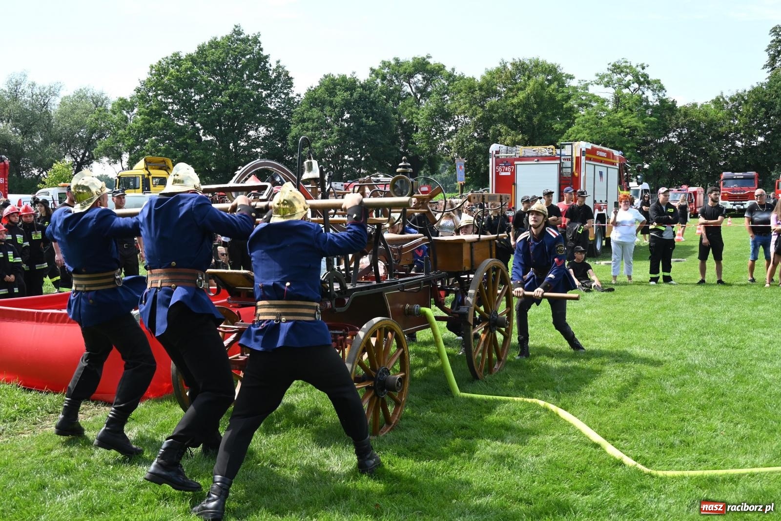 Zdjęcie w galerii na portalu naszraciborz.pl: Gospodarze z głównym trofeum zawodów w Bieńkowicach [FOTO i WIDEO] wiadomości z regionu