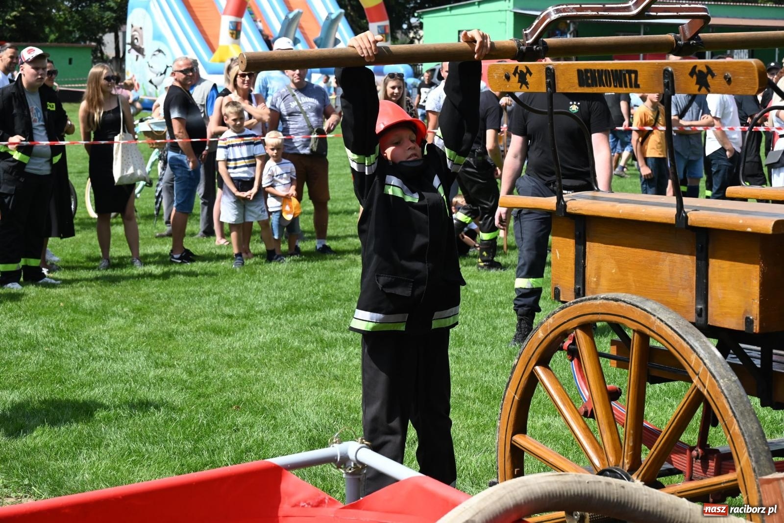 Zdjęcie w galerii na portalu naszraciborz.pl: Gospodarze z głównym trofeum zawodów w Bieńkowicach [FOTO i WIDEO] wiadomości z regionu