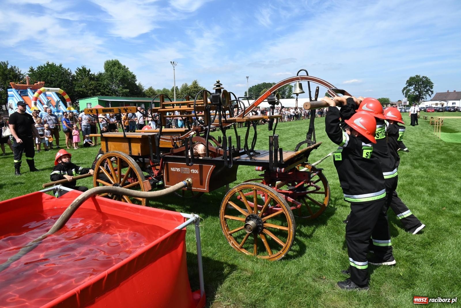 Zdjęcie w galerii na portalu naszraciborz.pl: Gospodarze z głównym trofeum zawodów w Bieńkowicach [FOTO i WIDEO] wiadomości z regionu