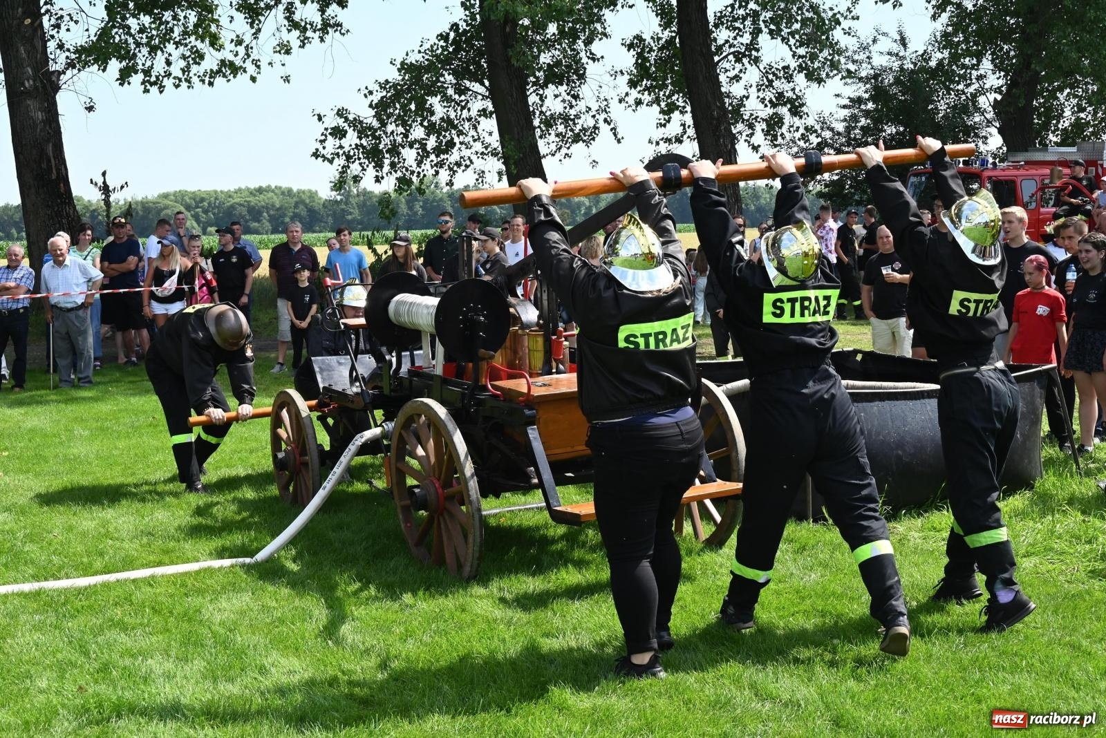 Zdjęcie w galerii na portalu naszraciborz.pl: Gospodarze z głównym trofeum zawodów w Bieńkowicach [FOTO i WIDEO] wiadomości z regionu