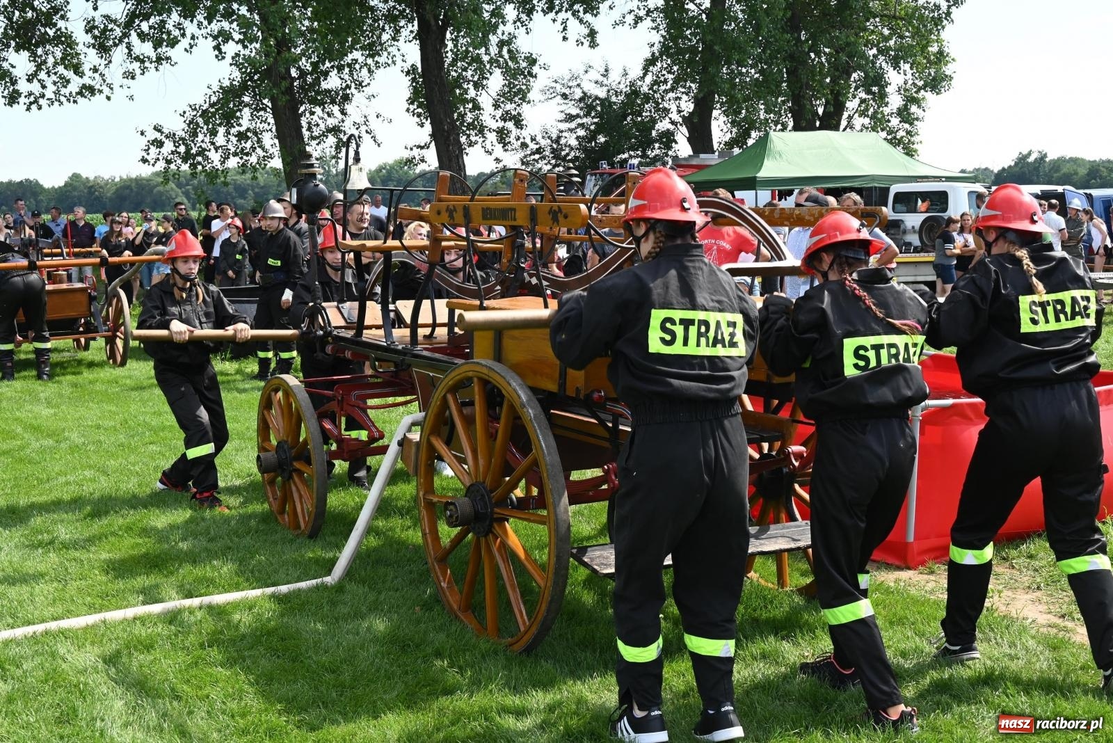 Zdjęcie w galerii na portalu naszraciborz.pl: Gospodarze z głównym trofeum zawodów w Bieńkowicach [FOTO i WIDEO] wiadomości z regionu