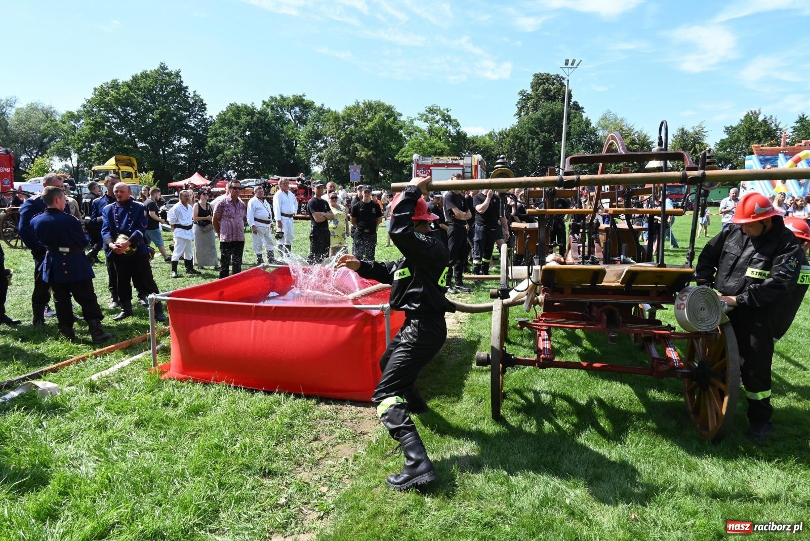 Zdjęcie w galerii na portalu naszraciborz.pl: Gospodarze z głównym trofeum zawodów w Bieńkowicach [FOTO i WIDEO] wiadomości z regionu