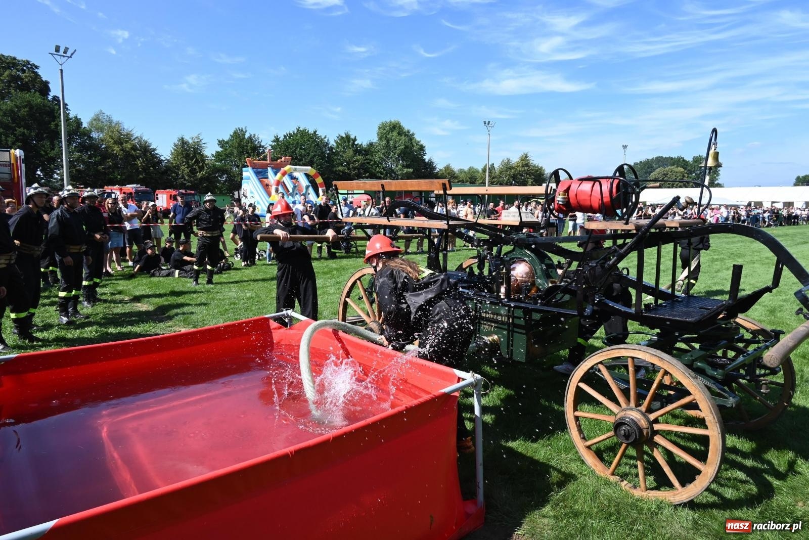 Zdjęcie w galerii na portalu naszraciborz.pl: Gospodarze z głównym trofeum zawodów w Bieńkowicach [FOTO i WIDEO] wiadomości z regionu
