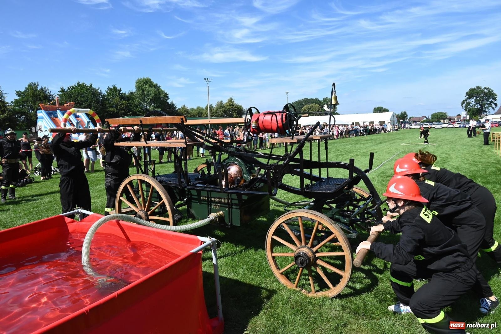 Zdjęcie w galerii na portalu naszraciborz.pl: Gospodarze z głównym trofeum zawodów w Bieńkowicach [FOTO i WIDEO] wiadomości z regionu