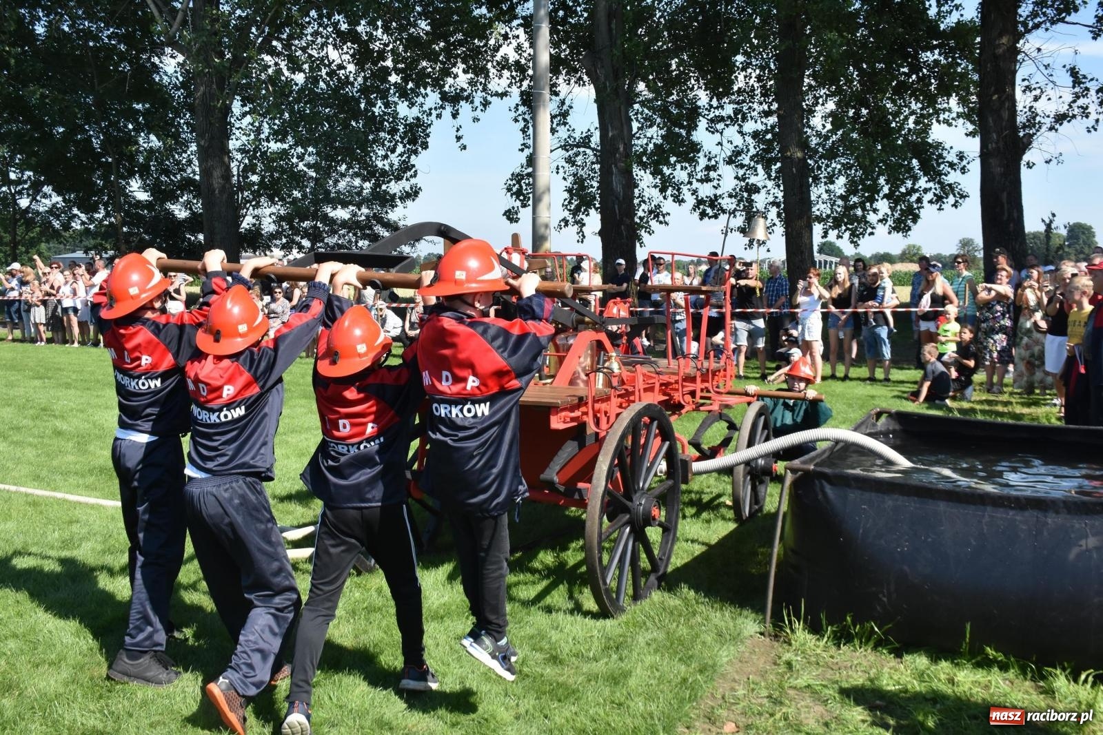 Zdjęcie w galerii na portalu naszraciborz.pl: Gospodarze z głównym trofeum zawodów w Bieńkowicach [FOTO i WIDEO] wiadomości z regionu