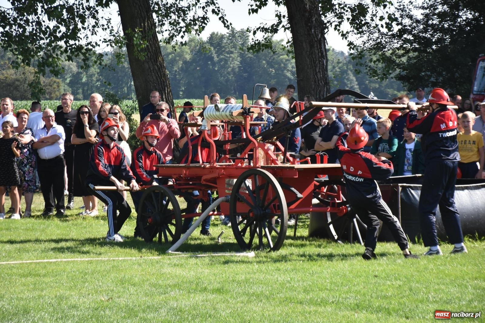 Zdjęcie w galerii na portalu naszraciborz.pl: Gospodarze z głównym trofeum zawodów w Bieńkowicach [FOTO i WIDEO] wiadomości z regionu
