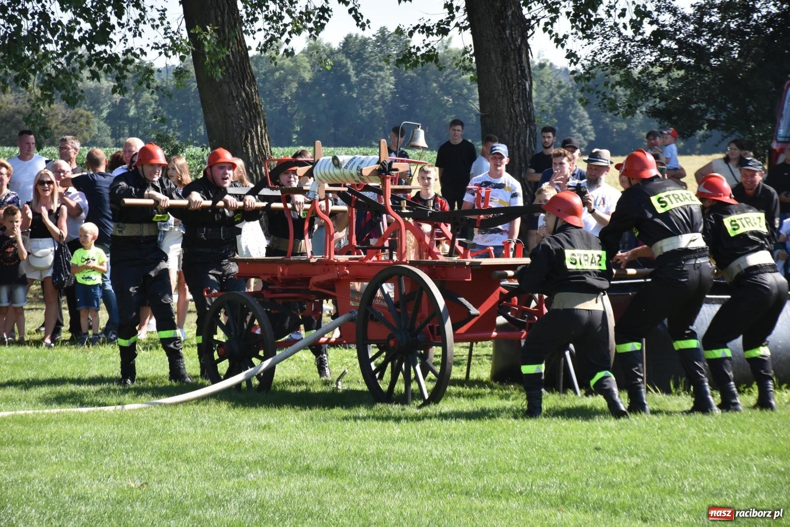 Zdjęcie w galerii na portalu naszraciborz.pl: Gospodarze z głównym trofeum zawodów w Bieńkowicach [FOTO i WIDEO] wiadomości z regionu