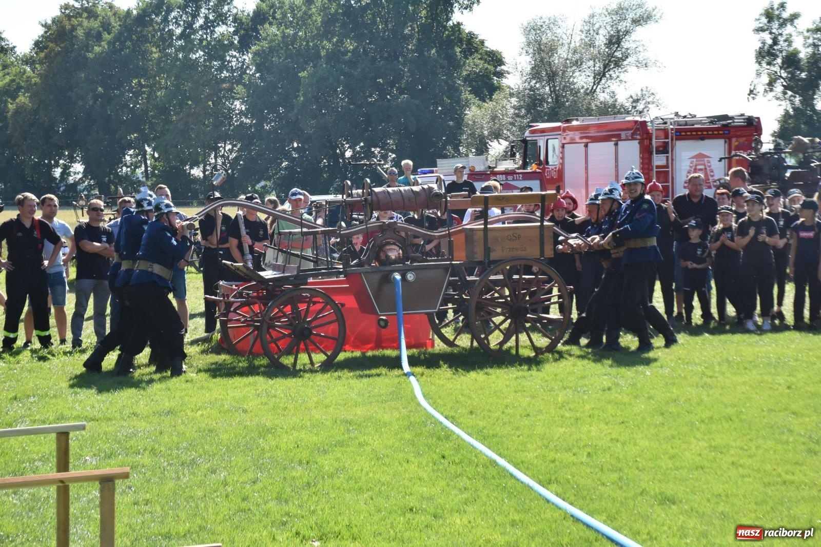 Zdjęcie w galerii na portalu naszraciborz.pl: Gospodarze z głównym trofeum zawodów w Bieńkowicach [FOTO i WIDEO] wiadomości z regionu