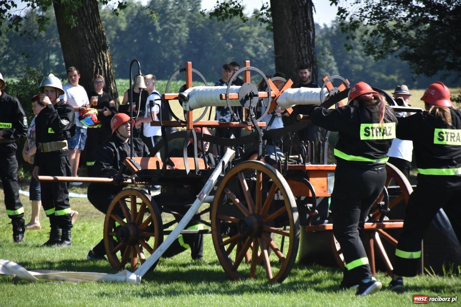 Zdjęcie w galerii na portalu naszraciborz.pl: Gospodarze z głównym trofeum zawodów w Bieńkowicach [FOTO i WIDEO] wiadomości z regionu