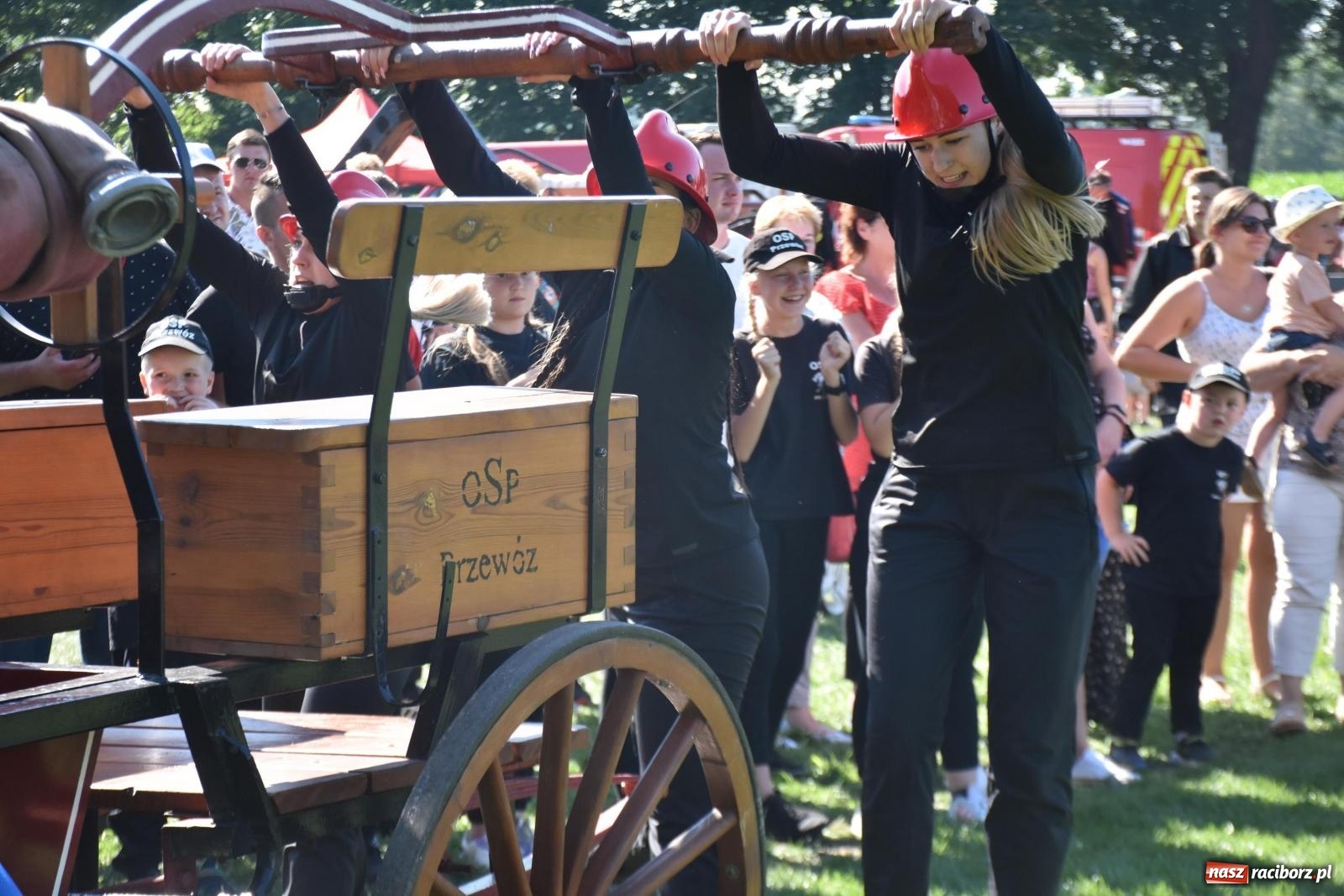Zdjęcie w galerii na portalu naszraciborz.pl: Gospodarze z głównym trofeum zawodów w Bieńkowicach [FOTO i WIDEO] wiadomości z regionu