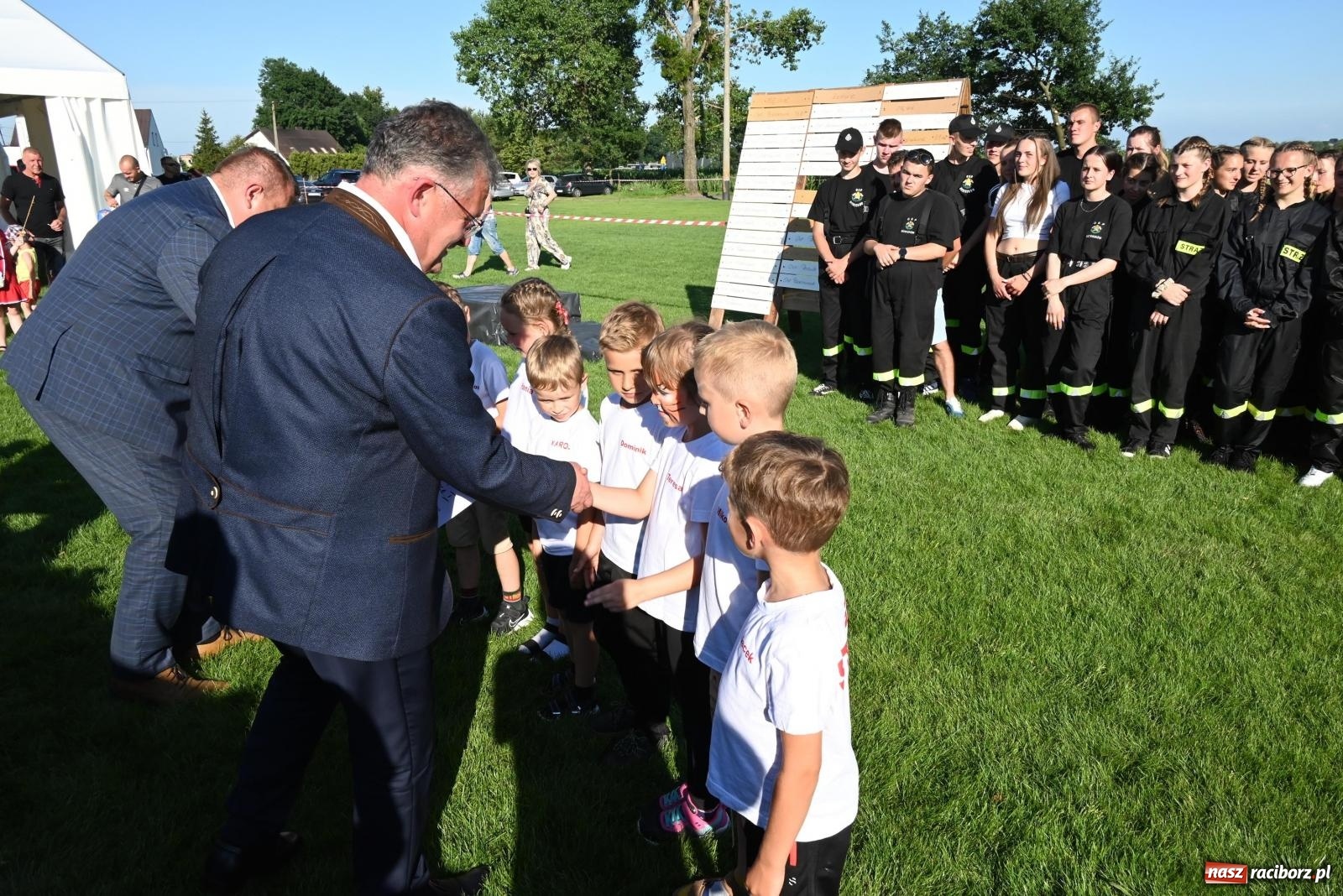 Zdjęcie w galerii na portalu naszraciborz.pl: Gospodarze z głównym trofeum zawodów w Bieńkowicach [FOTO i WIDEO] wiadomości z regionu