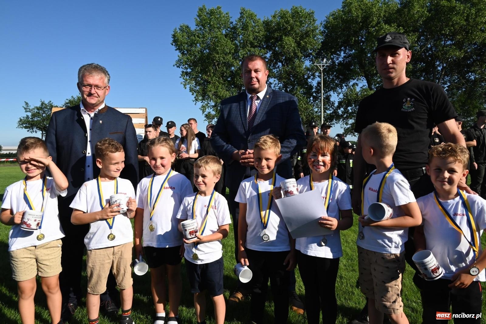 Zdjęcie w galerii na portalu naszraciborz.pl: Gospodarze z głównym trofeum zawodów w Bieńkowicach [FOTO i WIDEO] wiadomości z regionu