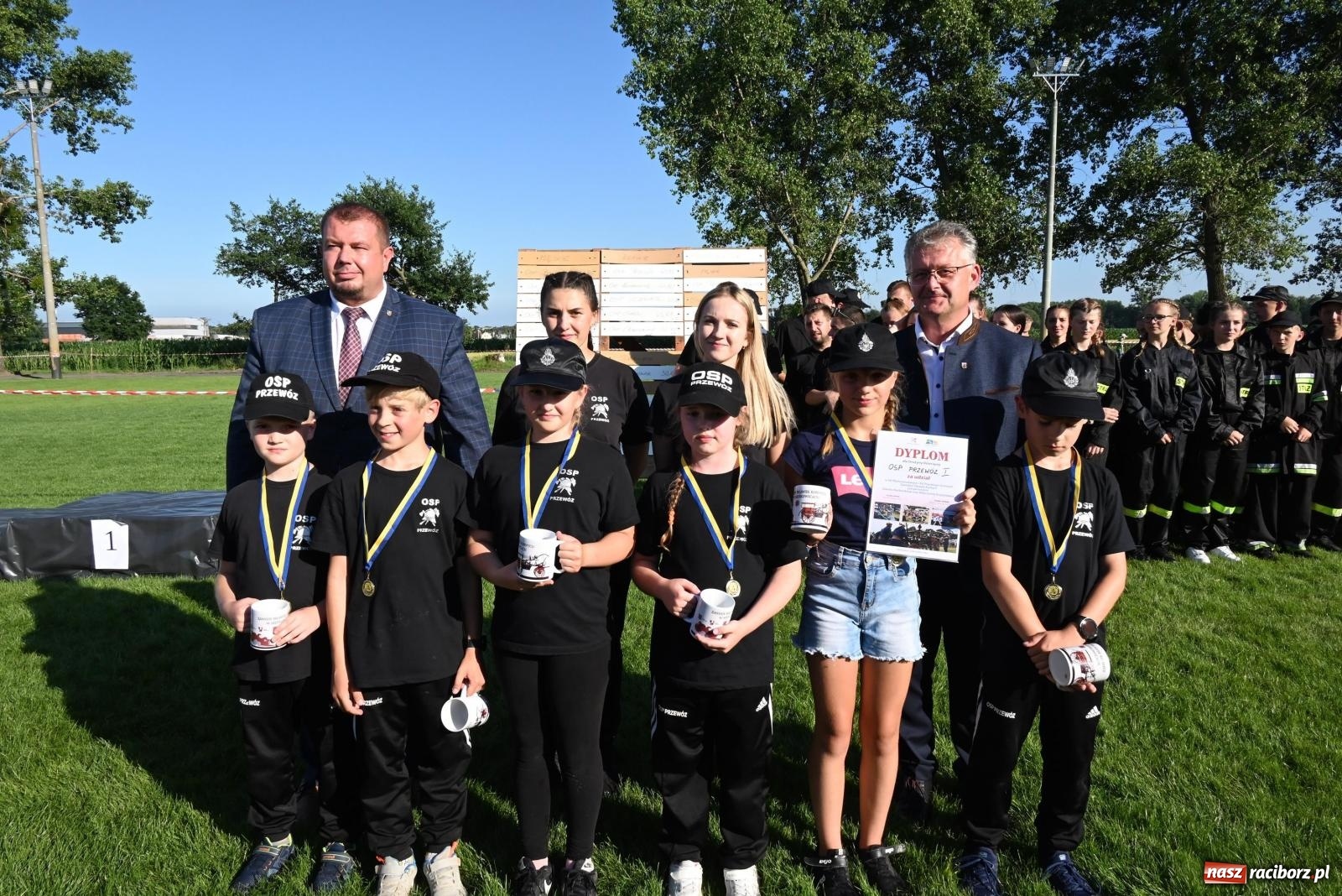 Zdjęcie w galerii na portalu naszraciborz.pl: Gospodarze z głównym trofeum zawodów w Bieńkowicach [FOTO i WIDEO] wiadomości z regionu