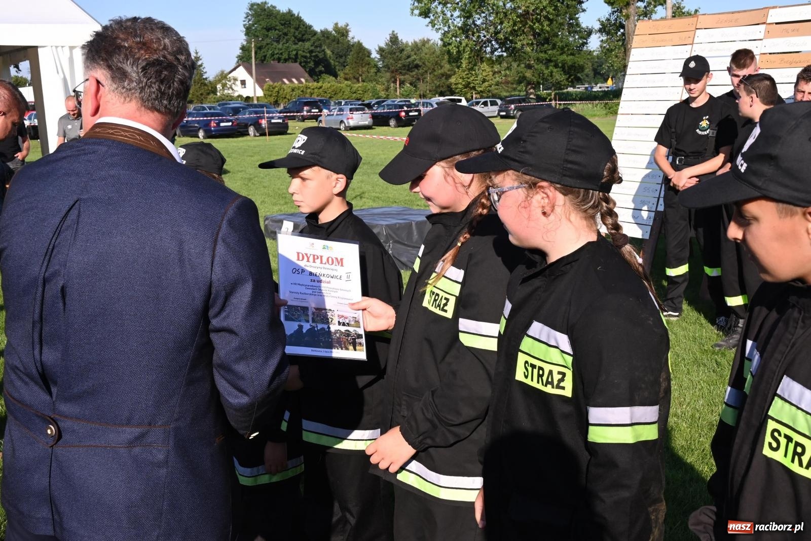 Zdjęcie w galerii na portalu naszraciborz.pl: Gospodarze z głównym trofeum zawodów w Bieńkowicach [FOTO i WIDEO] wiadomości z regionu