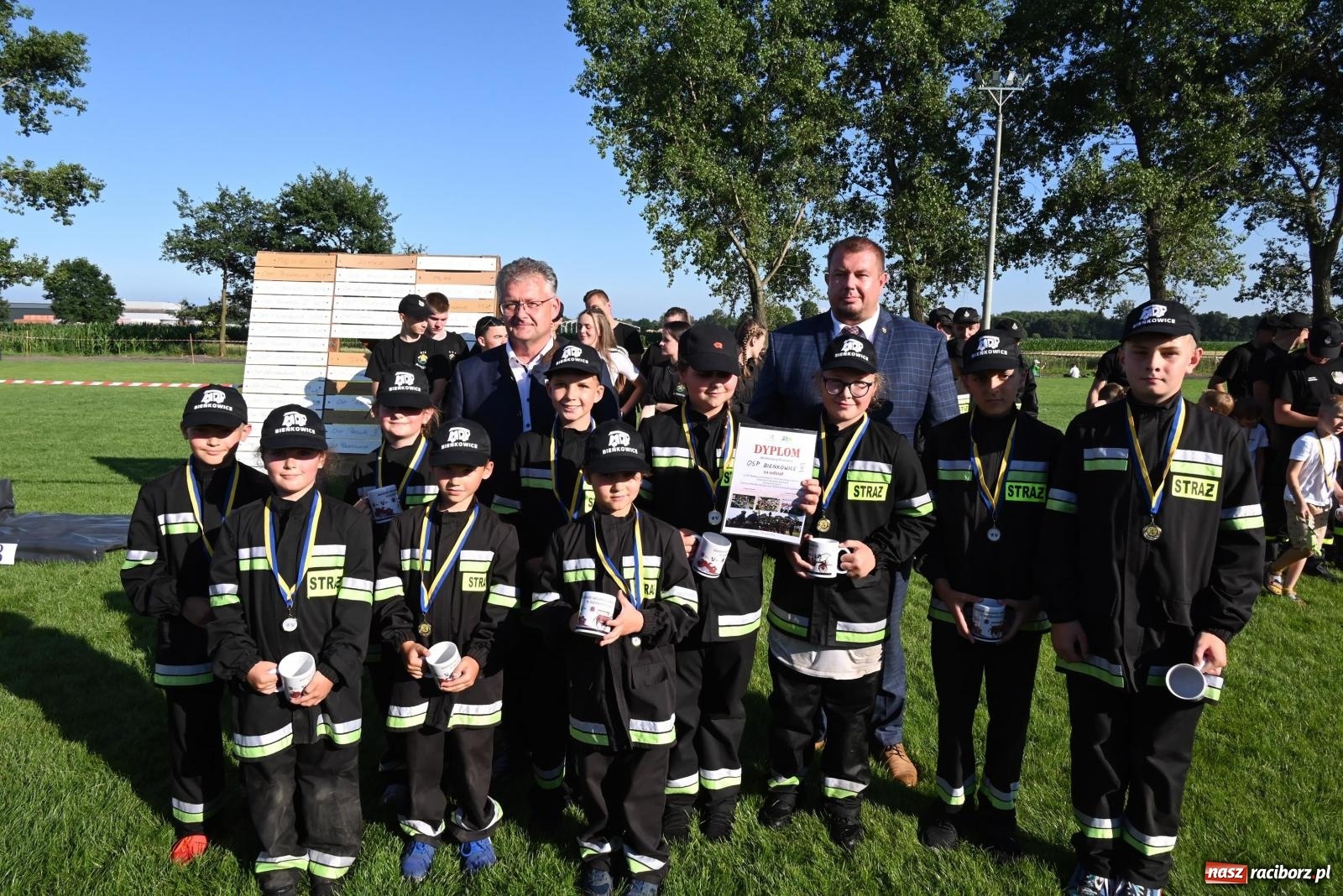 Zdjęcie w galerii na portalu naszraciborz.pl: Gospodarze z głównym trofeum zawodów w Bieńkowicach [FOTO i WIDEO] wiadomości z regionu