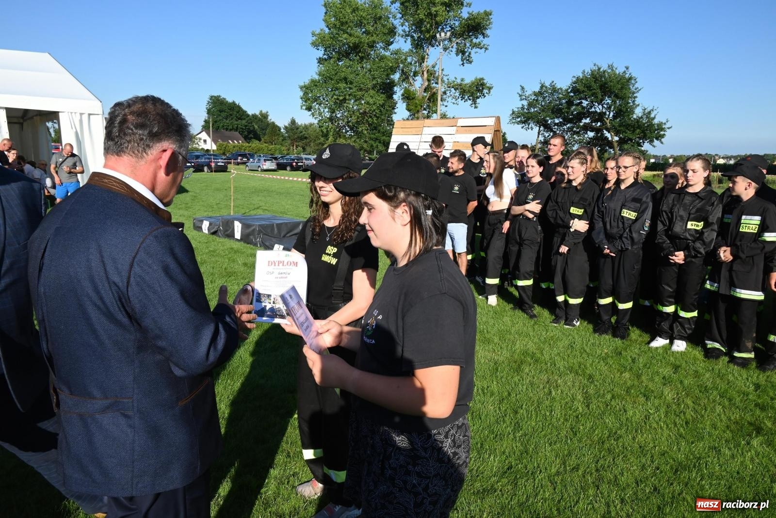 Zdjęcie w galerii na portalu naszraciborz.pl: Gospodarze z głównym trofeum zawodów w Bieńkowicach [FOTO i WIDEO] wiadomości z regionu