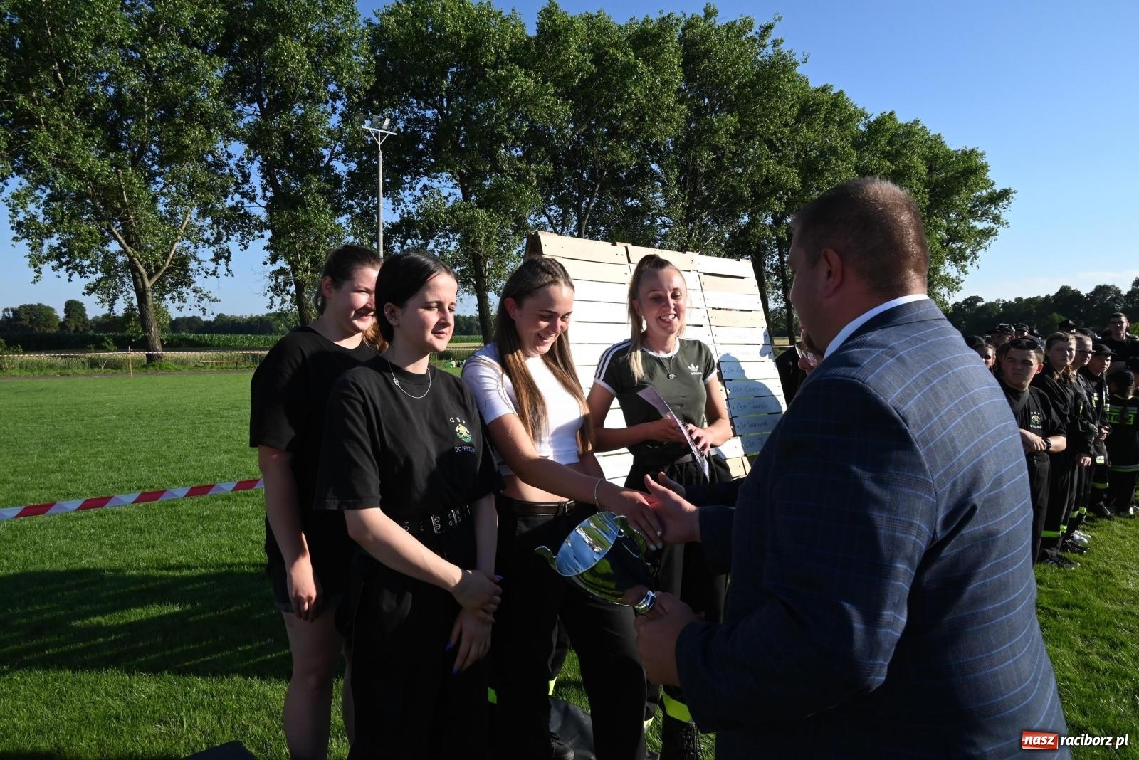 Zdjęcie w galerii na portalu naszraciborz.pl: Gospodarze z głównym trofeum zawodów w Bieńkowicach [FOTO i WIDEO] wiadomości z regionu