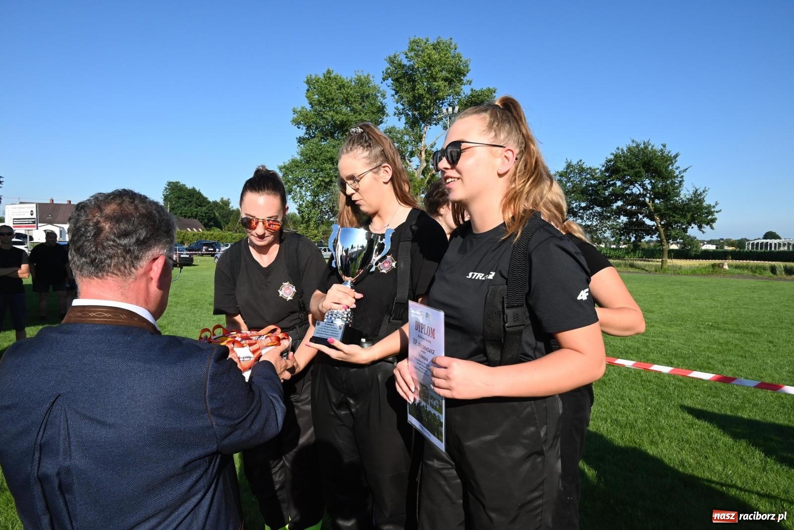Zdjęcie w galerii na portalu naszraciborz.pl: Gospodarze z głównym trofeum zawodów w Bieńkowicach [FOTO i WIDEO] wiadomości z regionu