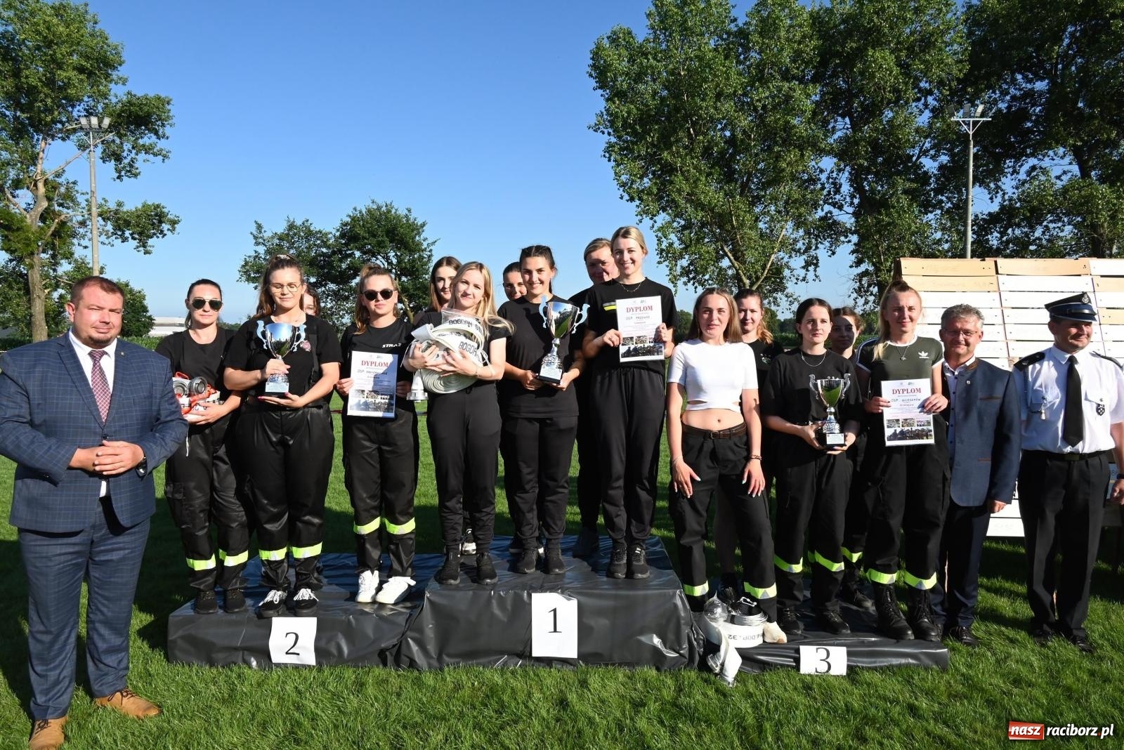 Zdjęcie w galerii na portalu naszraciborz.pl: Gospodarze z głównym trofeum zawodów w Bieńkowicach [FOTO i WIDEO] wiadomości z regionu