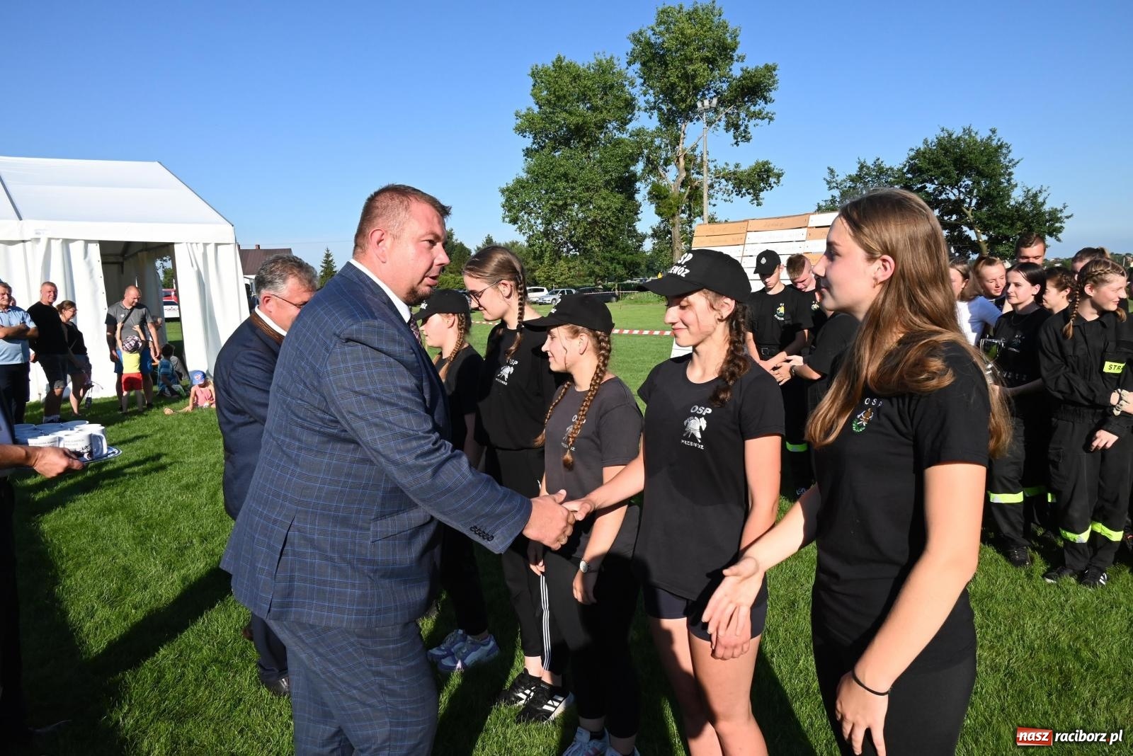 Zdjęcie w galerii na portalu naszraciborz.pl: Gospodarze z głównym trofeum zawodów w Bieńkowicach [FOTO i WIDEO] wiadomości z regionu