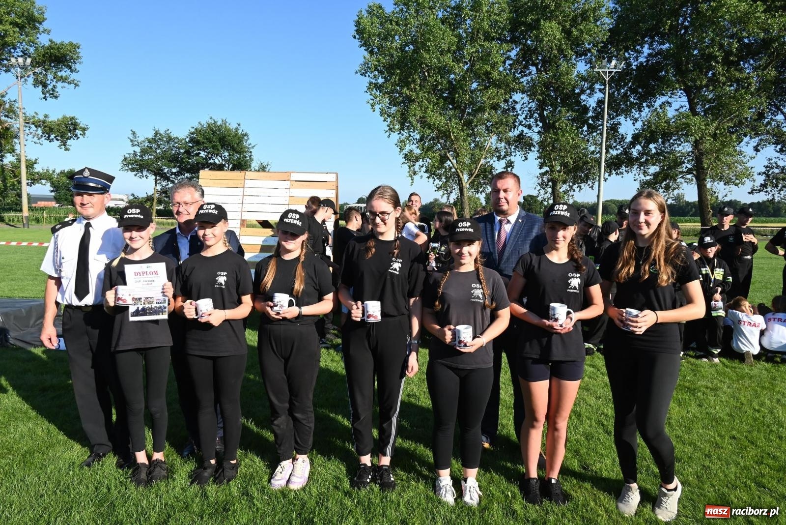 Zdjęcie w galerii na portalu naszraciborz.pl: Gospodarze z głównym trofeum zawodów w Bieńkowicach [FOTO i WIDEO] wiadomości z regionu