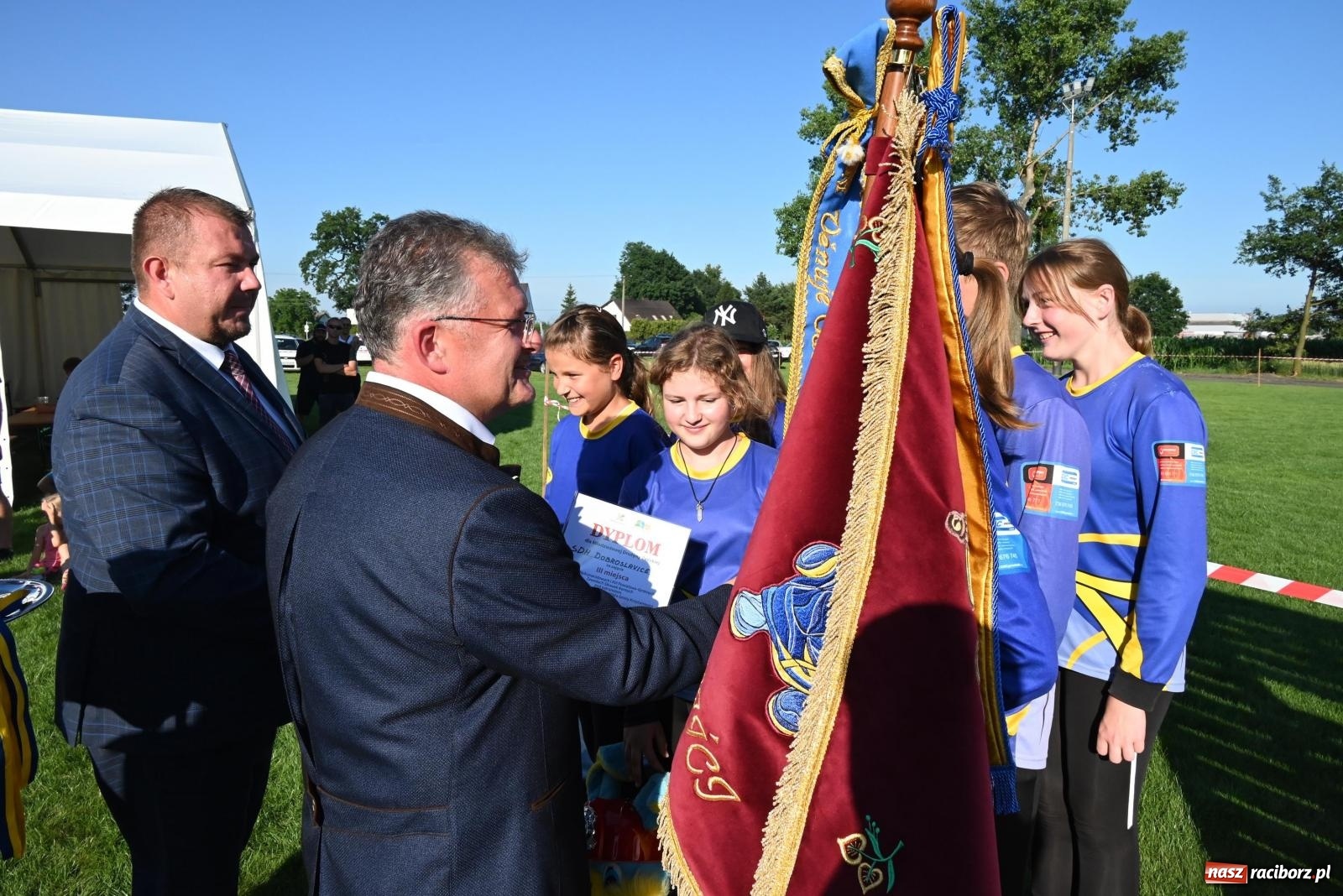 Zdjęcie w galerii na portalu naszraciborz.pl: Gospodarze z głównym trofeum zawodów w Bieńkowicach [FOTO i WIDEO] wiadomości z regionu