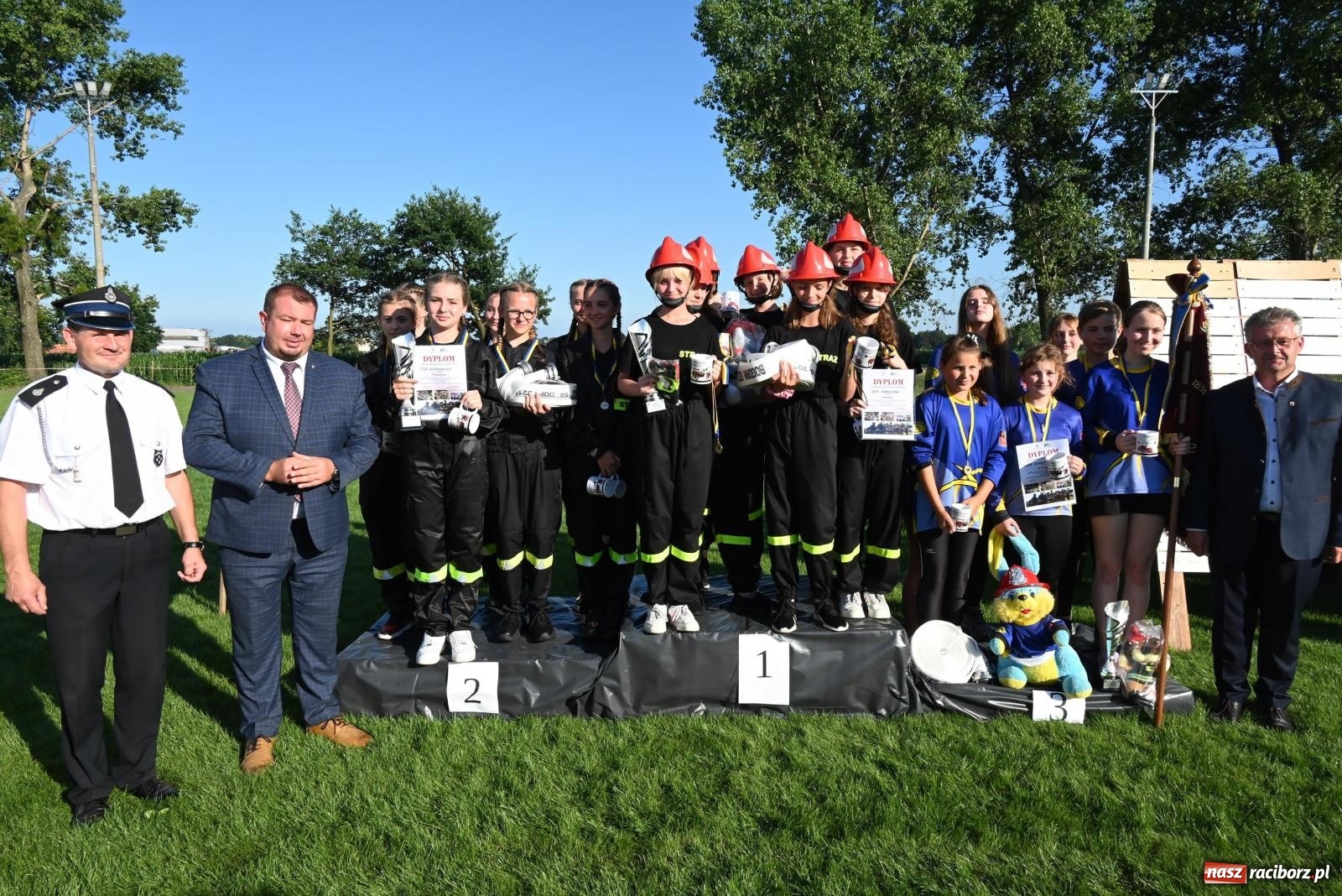 Zdjęcie w galerii na portalu naszraciborz.pl: Gospodarze z głównym trofeum zawodów w Bieńkowicach [FOTO i WIDEO] wiadomości z regionu