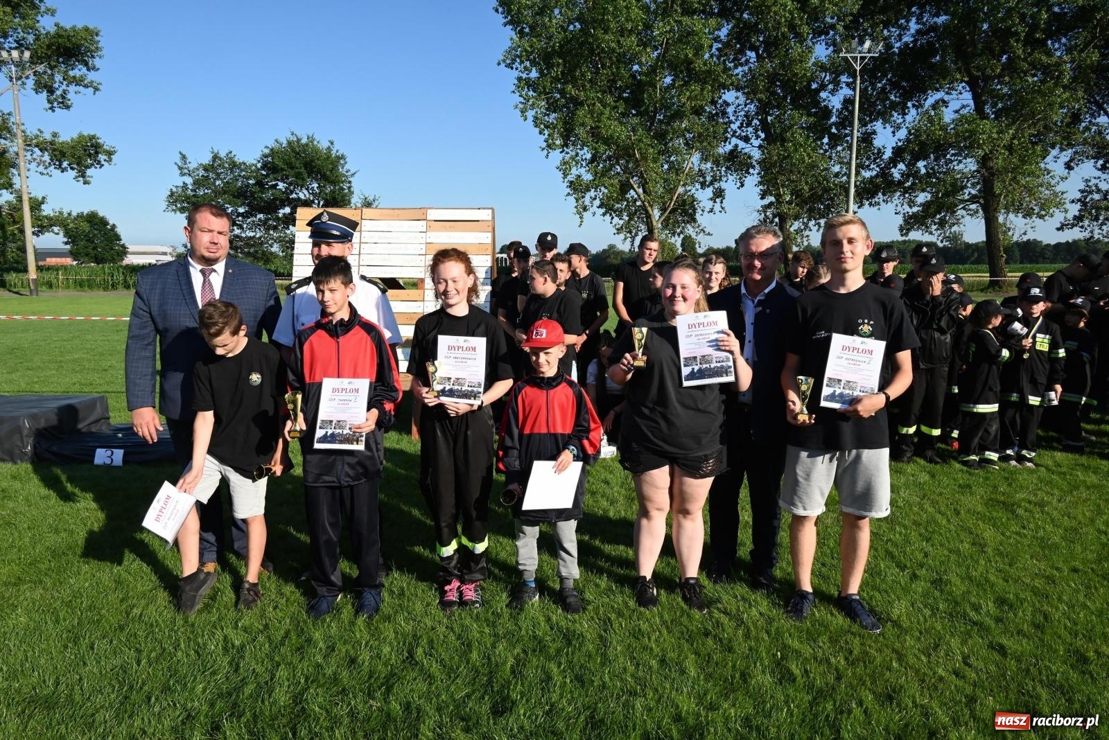 Zdjęcie w galerii na portalu naszraciborz.pl: Gospodarze z głównym trofeum zawodów w Bieńkowicach [FOTO i WIDEO] wiadomości z regionu