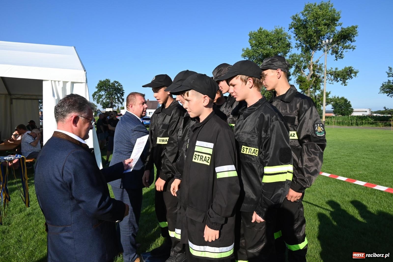 Zdjęcie w galerii na portalu naszraciborz.pl: Gospodarze z głównym trofeum zawodów w Bieńkowicach [FOTO i WIDEO] wiadomości z regionu