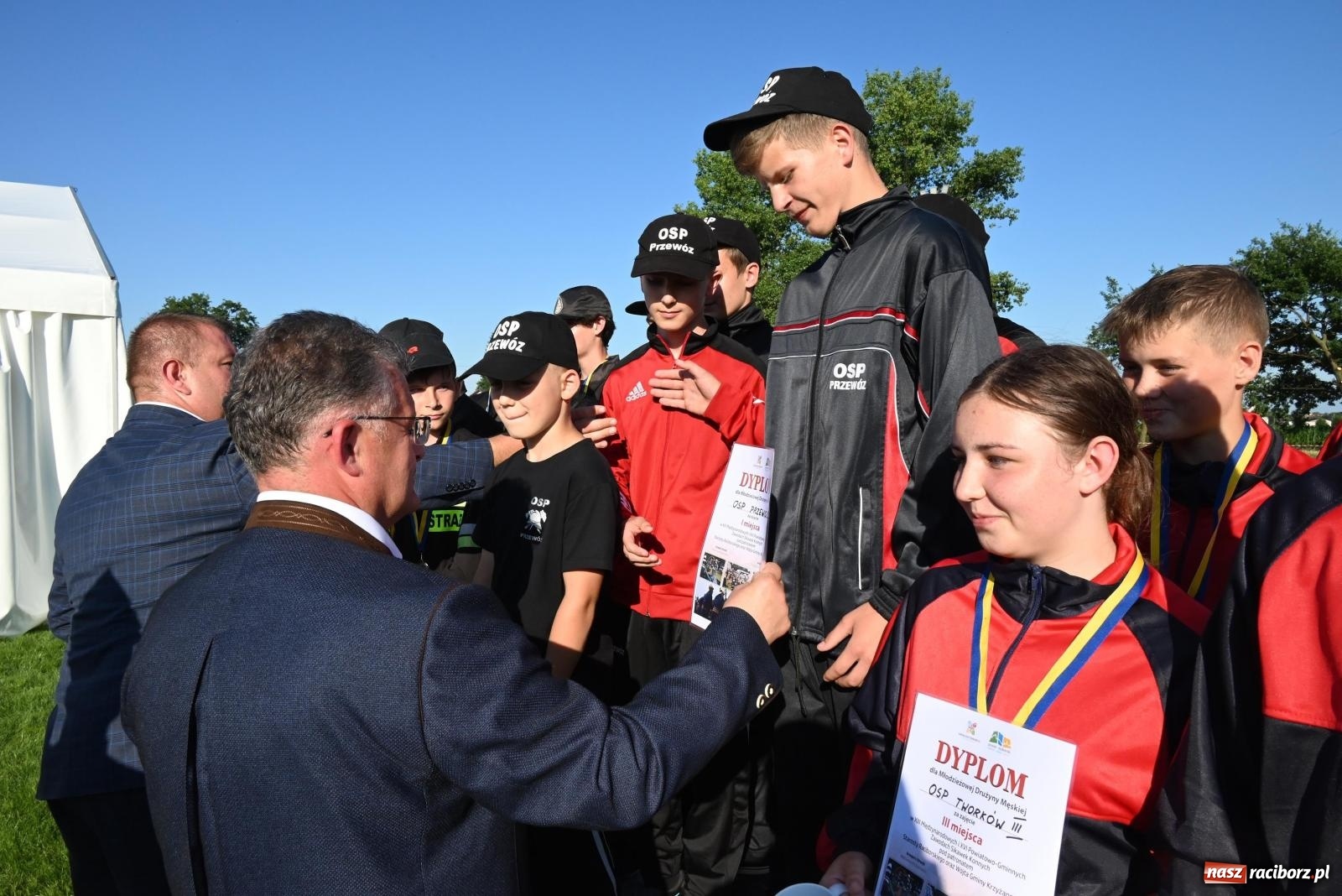 Zdjęcie w galerii na portalu naszraciborz.pl: Gospodarze z głównym trofeum zawodów w Bieńkowicach [FOTO i WIDEO] wiadomości z regionu