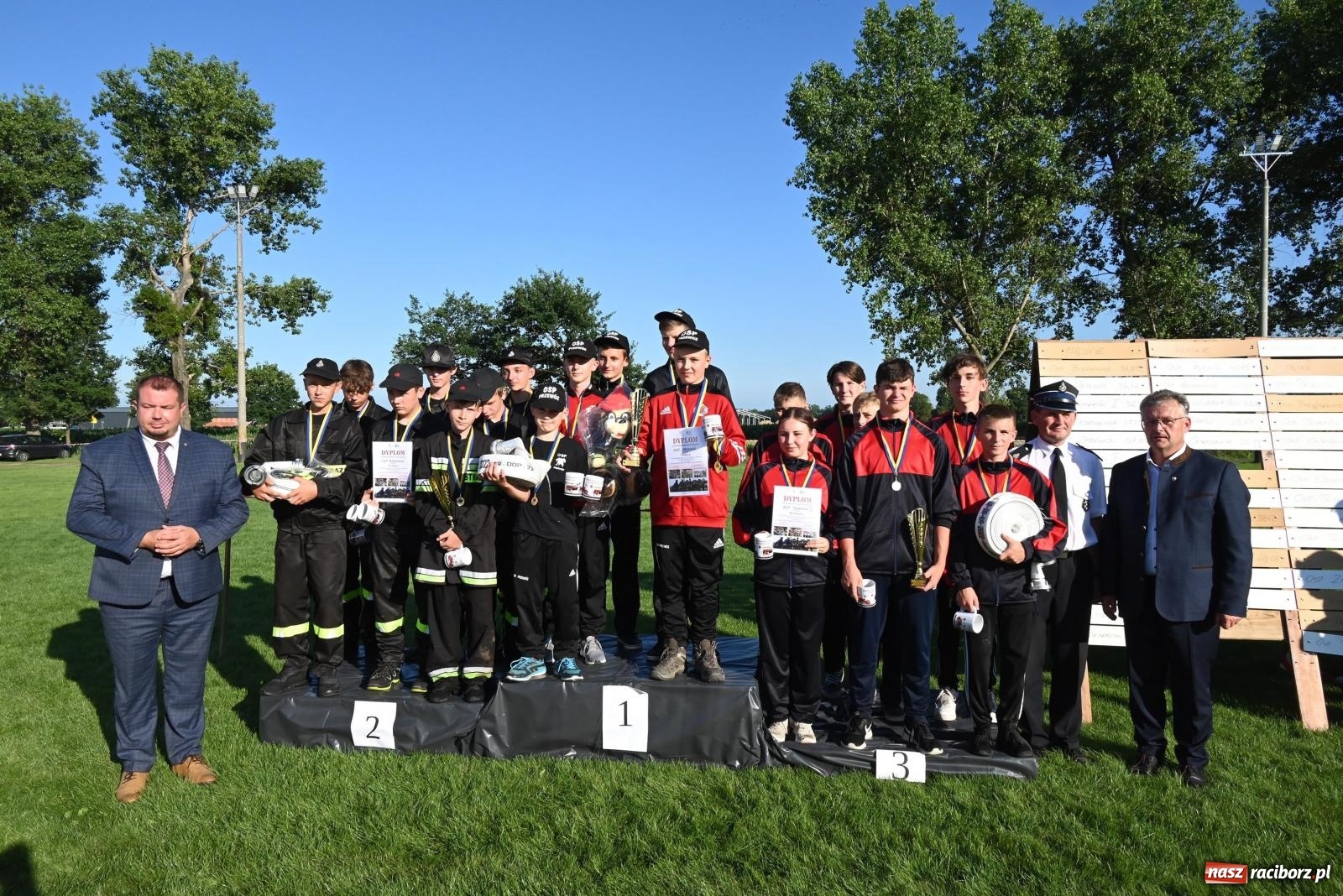 Zdjęcie w galerii na portalu naszraciborz.pl: Gospodarze z głównym trofeum zawodów w Bieńkowicach [FOTO i WIDEO] wiadomości z regionu