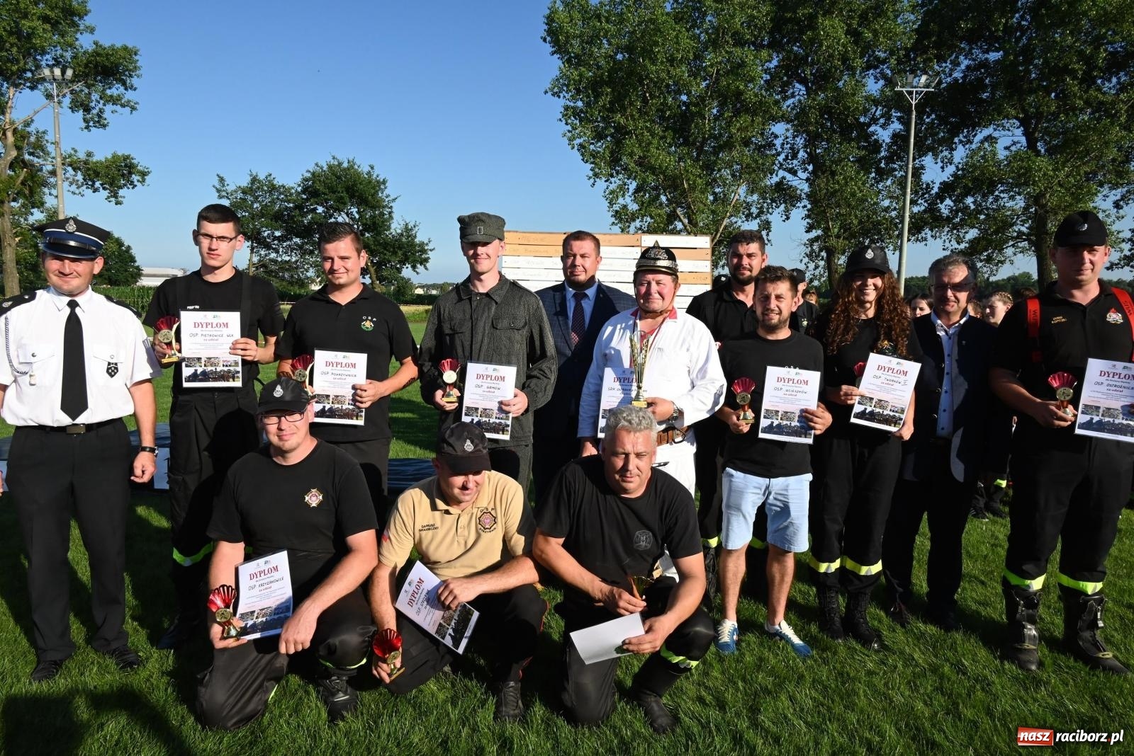 Zdjęcie w galerii na portalu naszraciborz.pl: Gospodarze z głównym trofeum zawodów w Bieńkowicach [FOTO i WIDEO] wiadomości z regionu