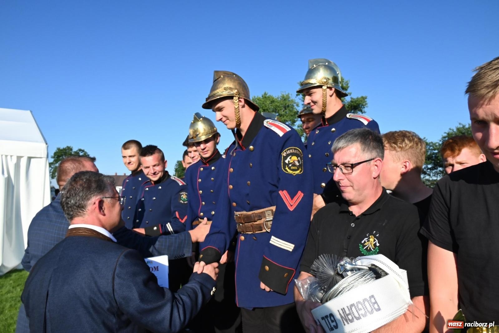 Zdjęcie w galerii na portalu naszraciborz.pl: Gospodarze z głównym trofeum zawodów w Bieńkowicach [FOTO i WIDEO] wiadomości z regionu