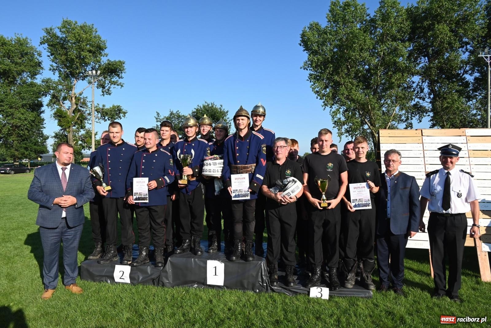 Zdjęcie w galerii na portalu naszraciborz.pl: Gospodarze z głównym trofeum zawodów w Bieńkowicach [FOTO i WIDEO] wiadomości z regionu