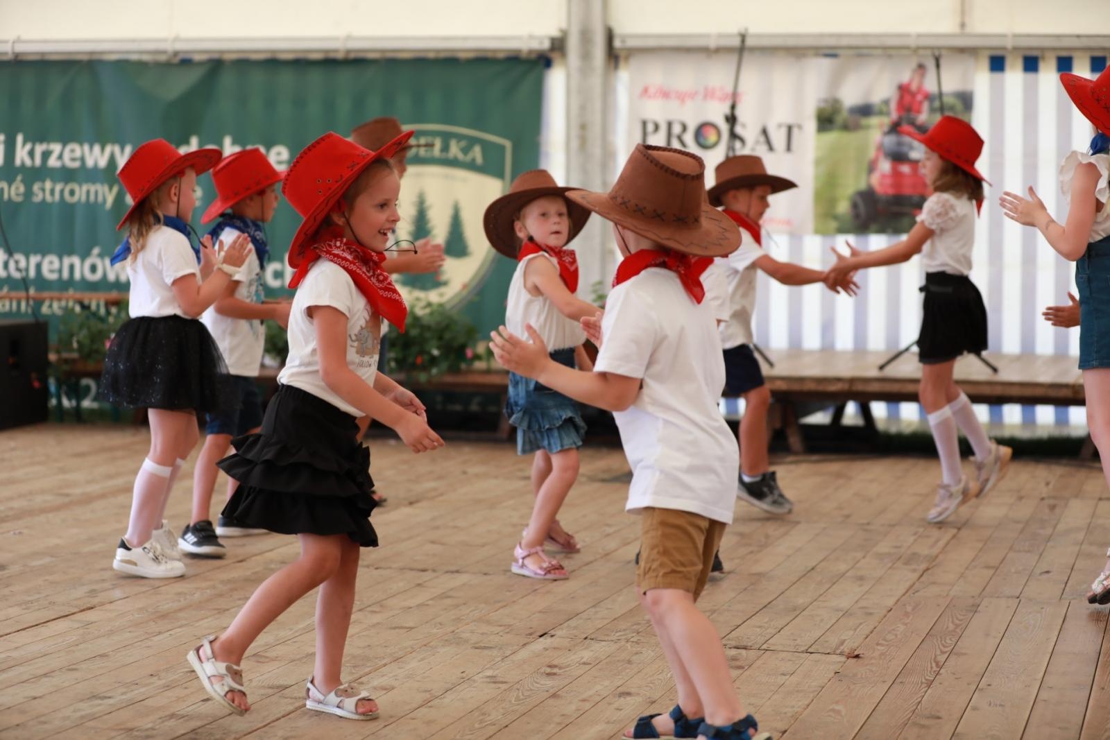 Zdjęcie w galerii na portalu naszraciborz.pl: 100 lat OSP Bojanów. Wesoło i kolorowo na scenie wiadomości z regionu