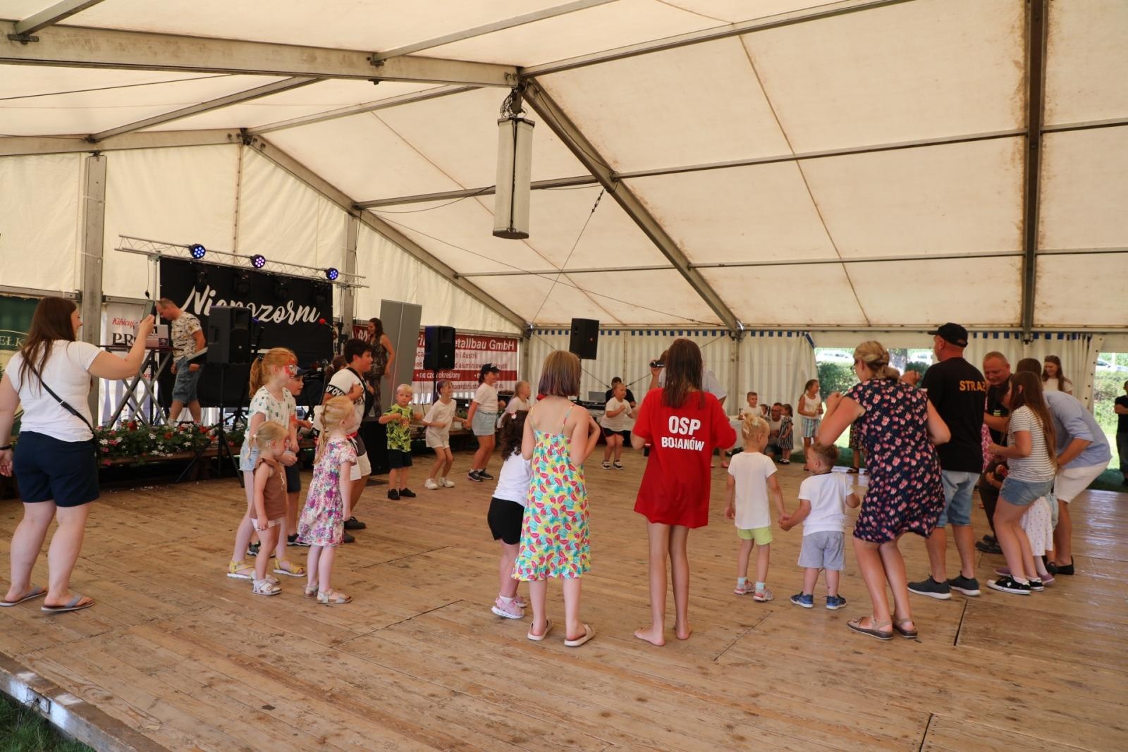 Zdjęcie w galerii na portalu naszraciborz.pl: 100 lat OSP Bojanów. Wesoło i kolorowo na scenie wiadomości z regionu