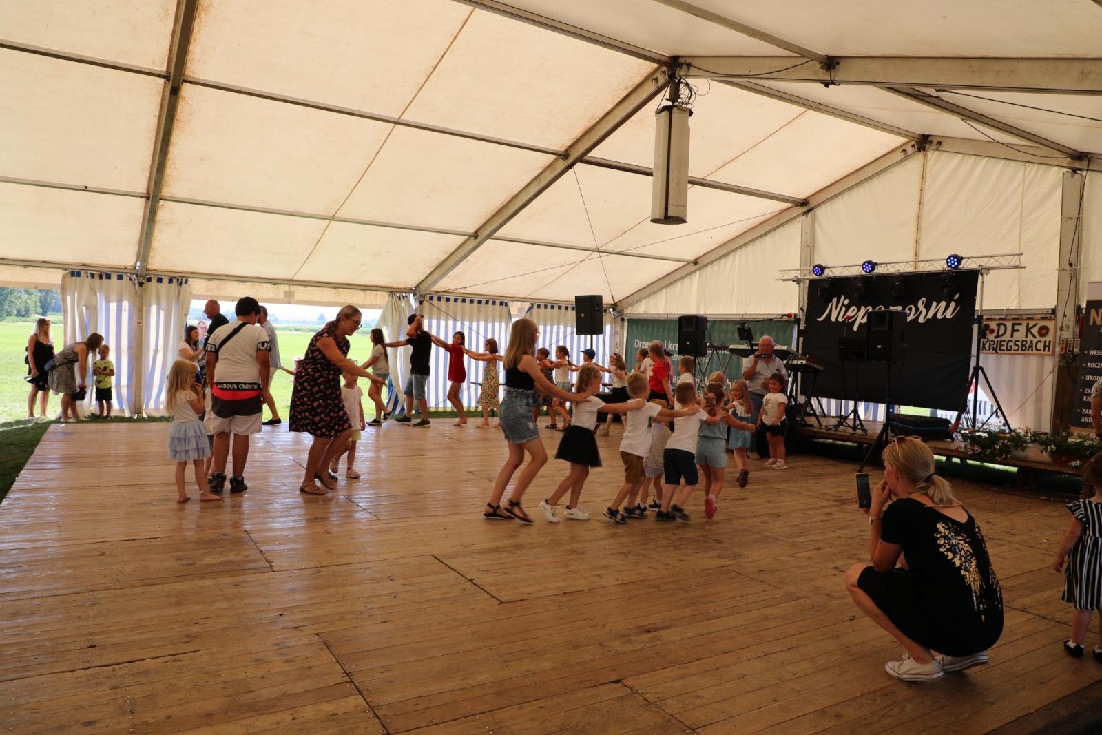 Zdjęcie w galerii na portalu naszraciborz.pl: 100 lat OSP Bojanów. Wesoło i kolorowo na scenie wiadomości z regionu