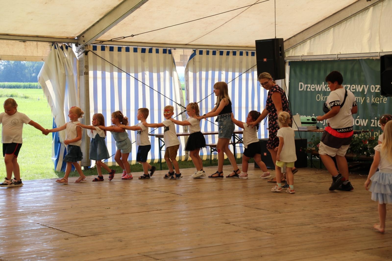 Zdjęcie w galerii na portalu naszraciborz.pl: 100 lat OSP Bojanów. Wesoło i kolorowo na scenie wiadomości z regionu