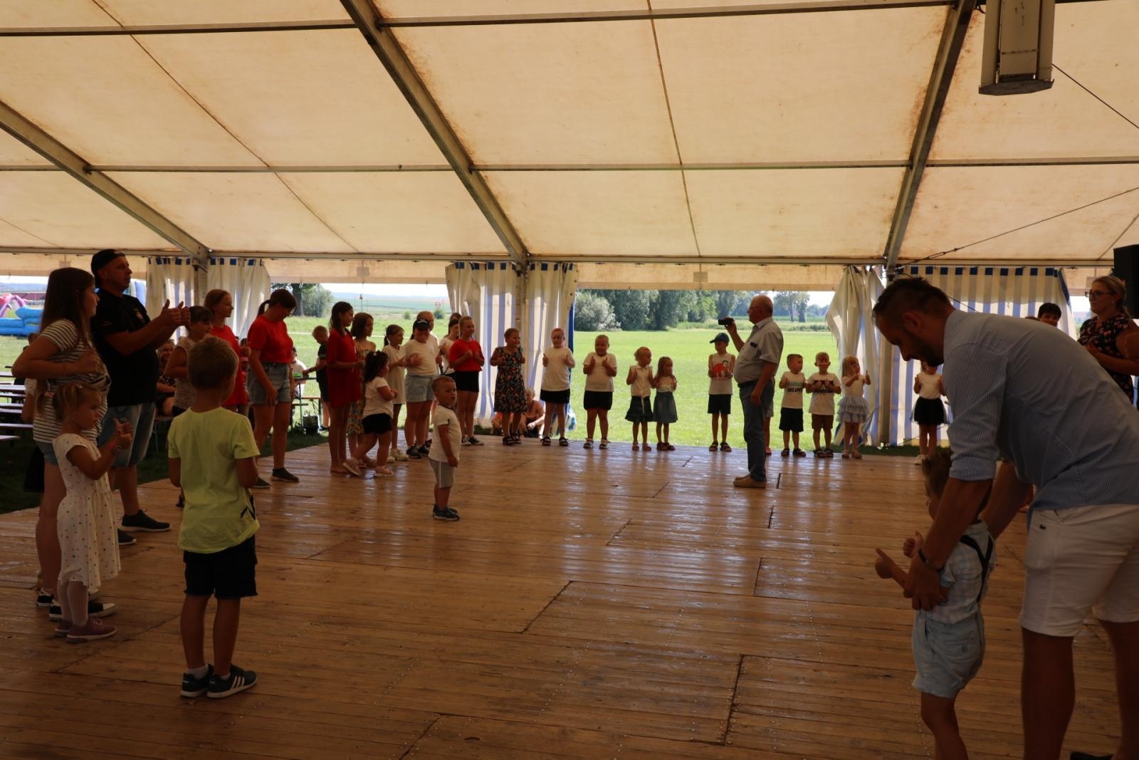 Zdjęcie w galerii na portalu naszraciborz.pl: 100 lat OSP Bojanów. Wesoło i kolorowo na scenie wiadomości z regionu