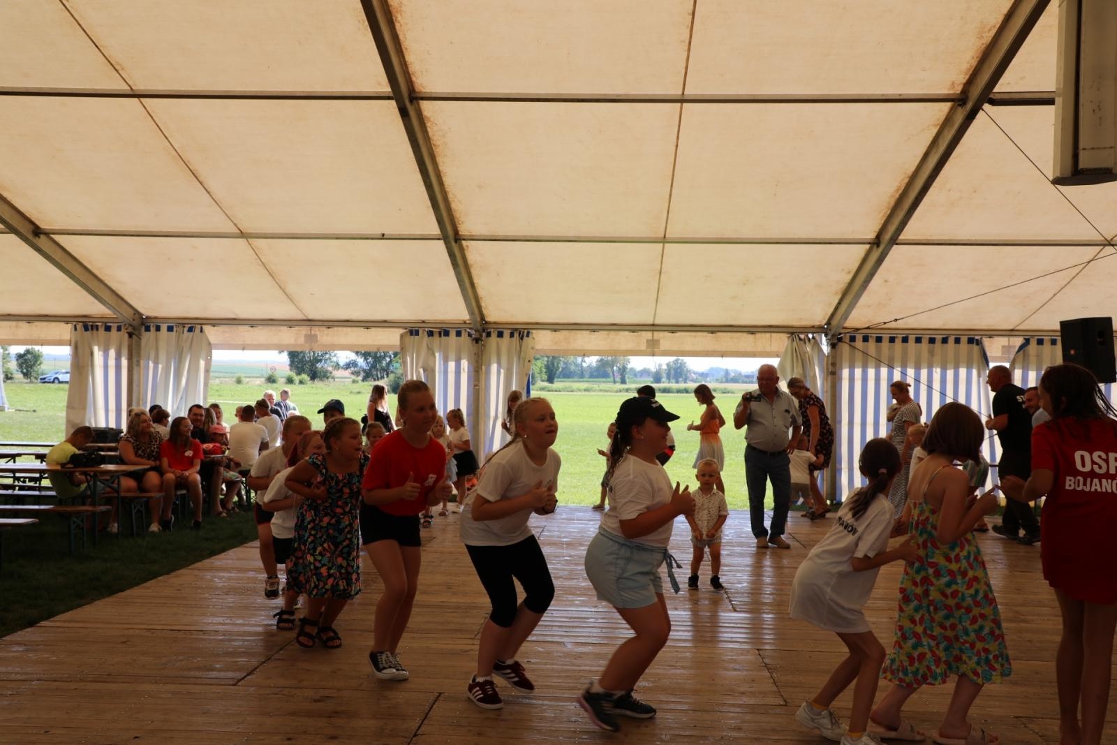 Zdjęcie w galerii na portalu naszraciborz.pl: 100 lat OSP Bojanów. Wesoło i kolorowo na scenie wiadomości z regionu