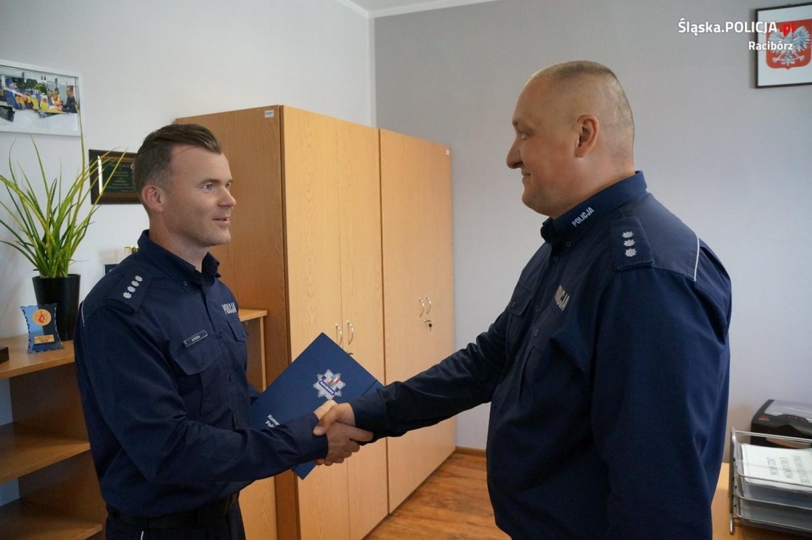 Zdjęcie w galerii na portalu naszraciborz.pl: Wprowadzenie nowego komendanta w Kuźni Raciborskiej wiadomości z regionu