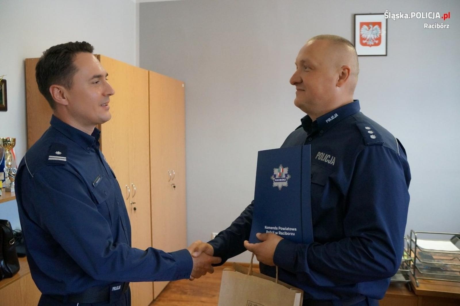 Zdjęcie w galerii na portalu naszraciborz.pl: Wprowadzenie nowego komendanta w Kuźni Raciborskiej wiadomości z regionu