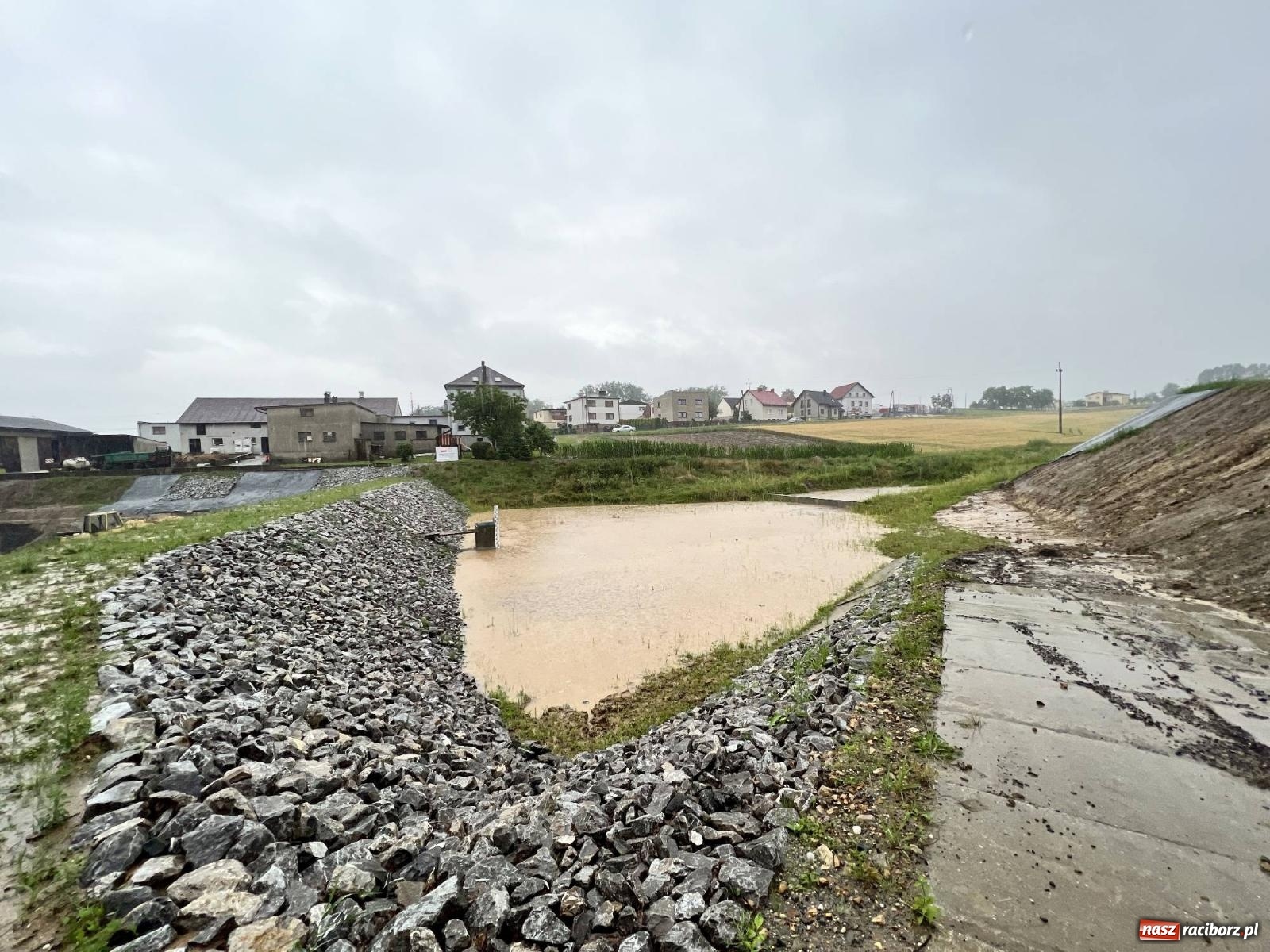 Zdjęcie w galerii na portalu naszraciborz.pl: Podtopienia w Owsiszczach i Krzyżanowicach [FOTO i WIDEO] wiadomości z regionu
