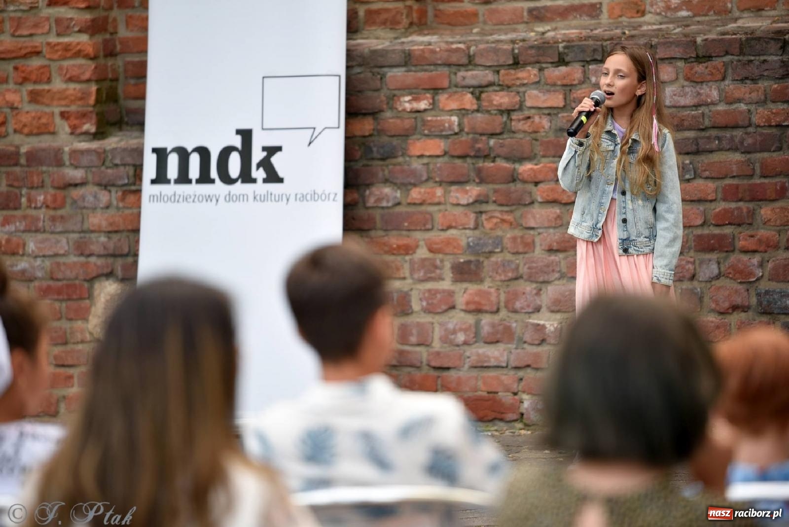 Zdjęcie w galerii na portalu naszraciborz.pl: Wokaliści Czwartej Ściany w koncercie na zamku wiadomości z regionu