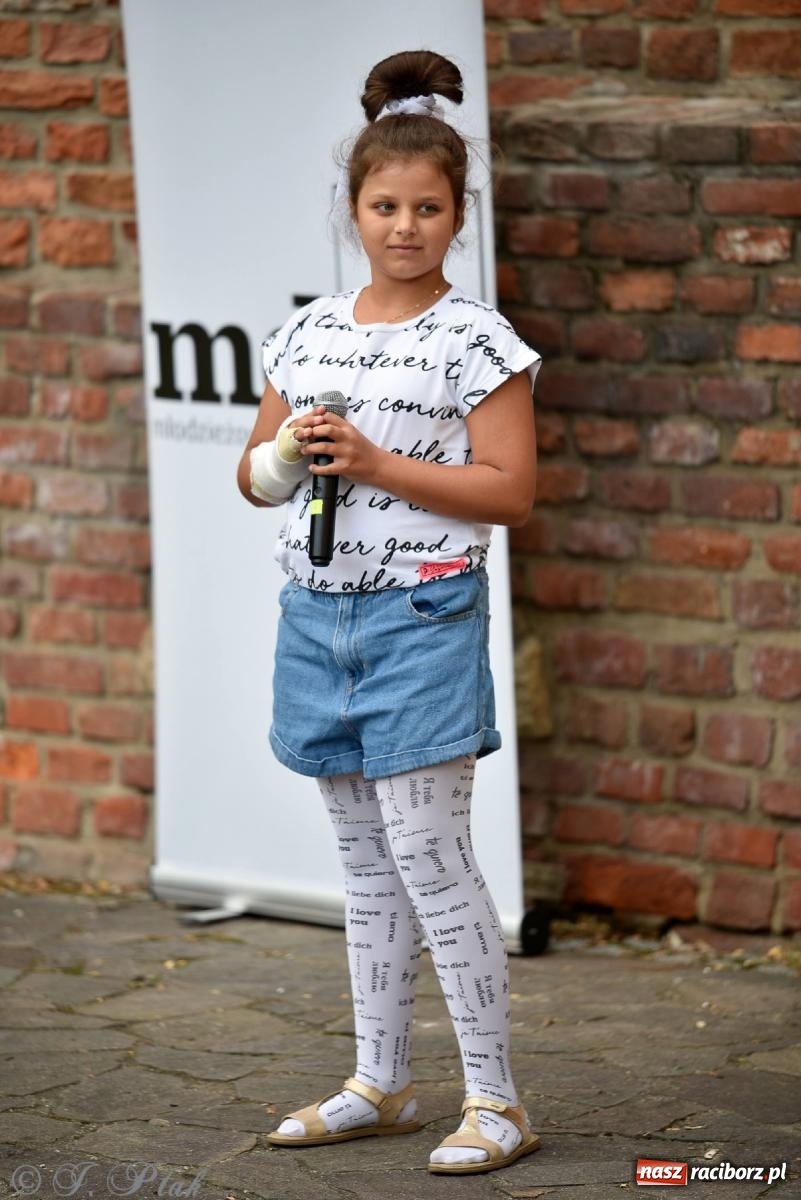 Zdjęcie w galerii na portalu naszraciborz.pl: Wokaliści Czwartej Ściany w koncercie na zamku wiadomości z regionu