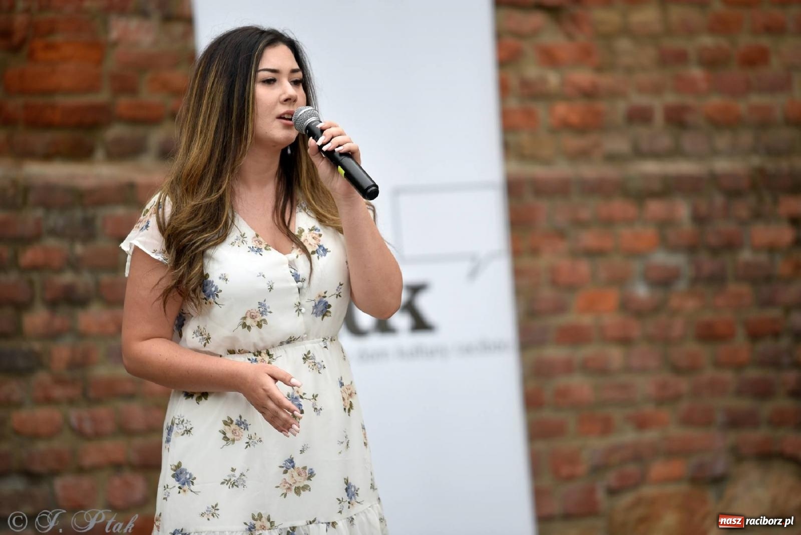 Zdjęcie w galerii na portalu naszraciborz.pl: Wokaliści Czwartej Ściany w koncercie na zamku wiadomości z regionu